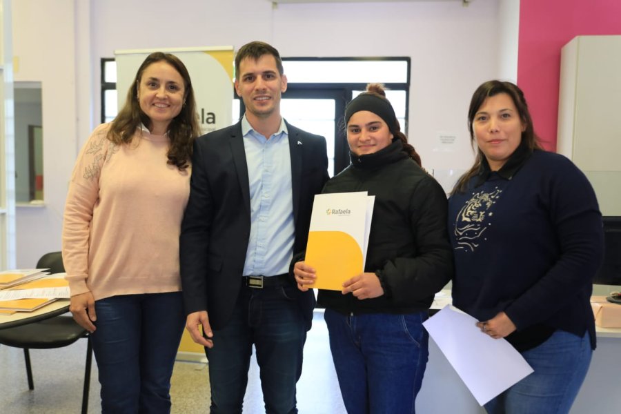 Patricia Imoberdorf y el intendente Leonardo Viotti junto a dos beneficiarias del programa.
