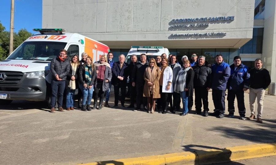 las autoridades junto a la nueva unidad.