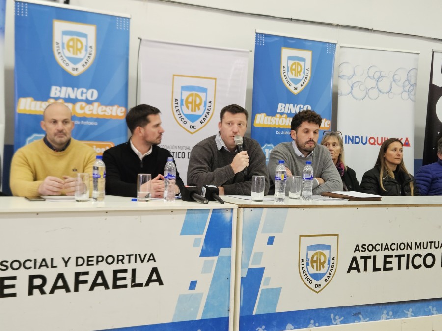 Francisco Paravano, presidente de la Crema, en el lanzamiento del Bingo