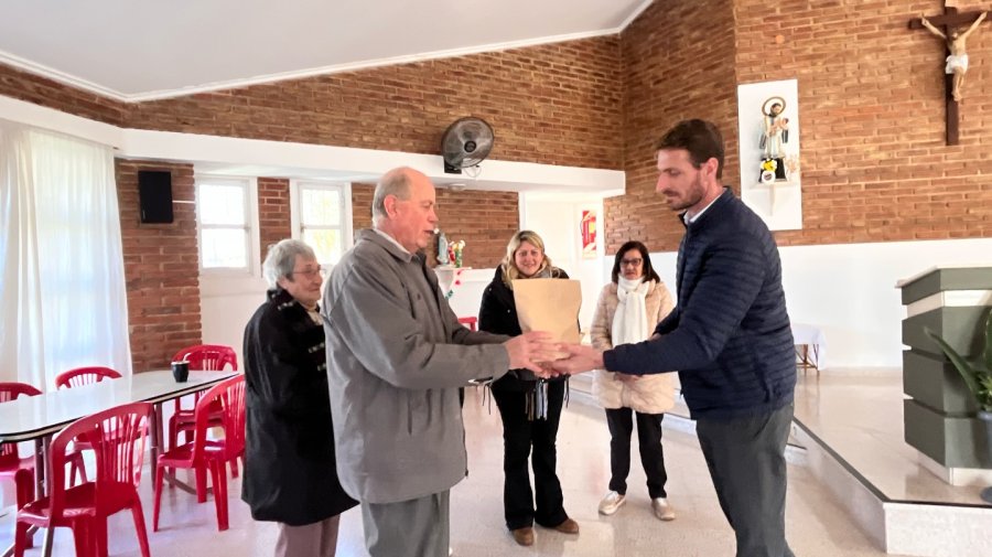El padre Neri Zbrun y Gonzalo Aira durante el acto.