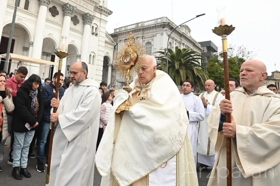 Mons.Puiggari se despidió de la feligresía en una misa solemne.