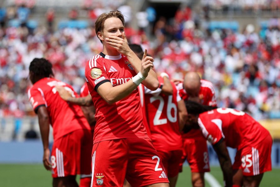 BENFICA GANÓ, TERMINÓ PUNTERO DEL GRUPO Y ELIMINÓ A BOCA