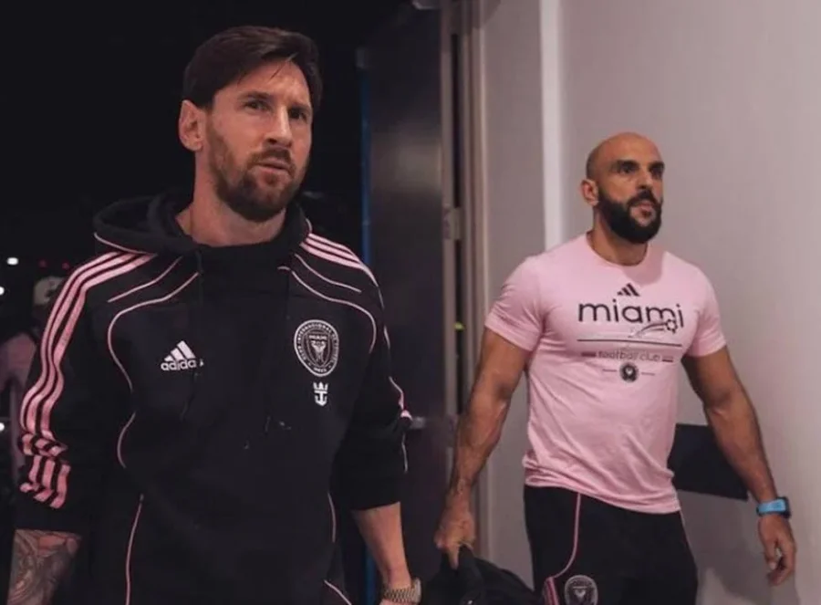 Lionel Messi junto a su guardaespaldas, Yassine Cheuko .