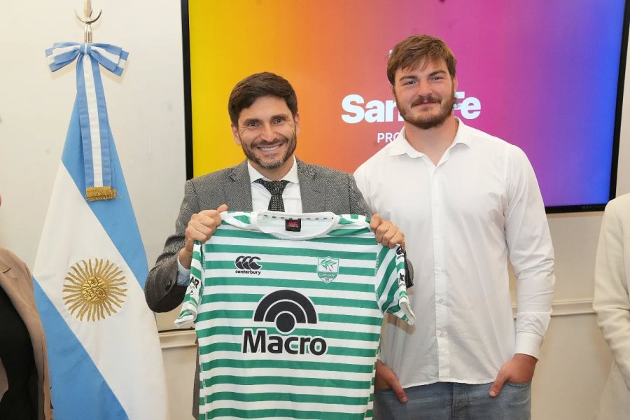 OBSEQUIO. El gobernador con la camiseta de CRAR que le acercó Rubiolo y la delegación rafaelina.