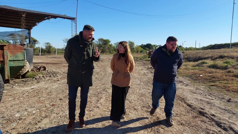 El ministro y los funcionarios locales durante la recorrida.