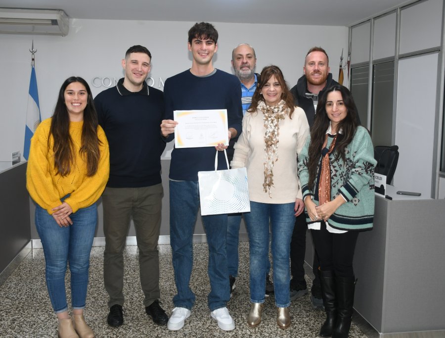 El galardonado junto a los ediles.