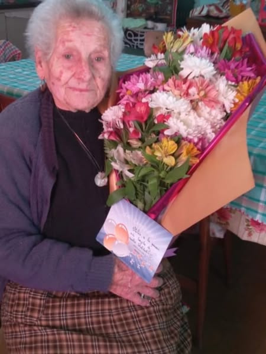 Otilia con uno de los obsequios recibidos  durante la celebración de sus 100 años.