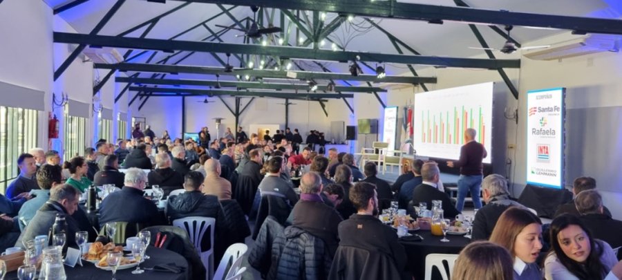 FORMATO. La Rural sorprendió con un original modo de realizar un seminario, con mesas y escenario transversal