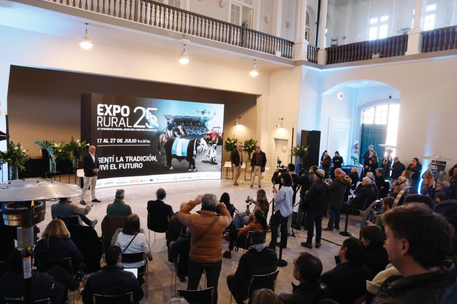 IMPONENTE. El tradicional recinto de remates se convirtió en escenario de la presentación. Se viene una edición histórica