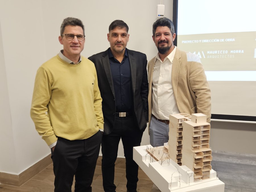 EQUIPO. Mauricio Morra, Alejandro Herrero y Federico Providenti, con la maqueta de Albero Eco Torre.