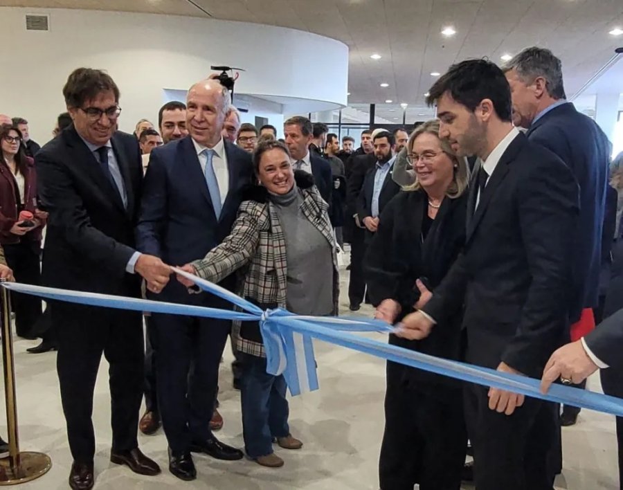 ACTO. Lorenzetti junto al gobernador Torres en el corte de cintas de la inauguración de la Ciudad Judicial de Comodoro Rivadavia.