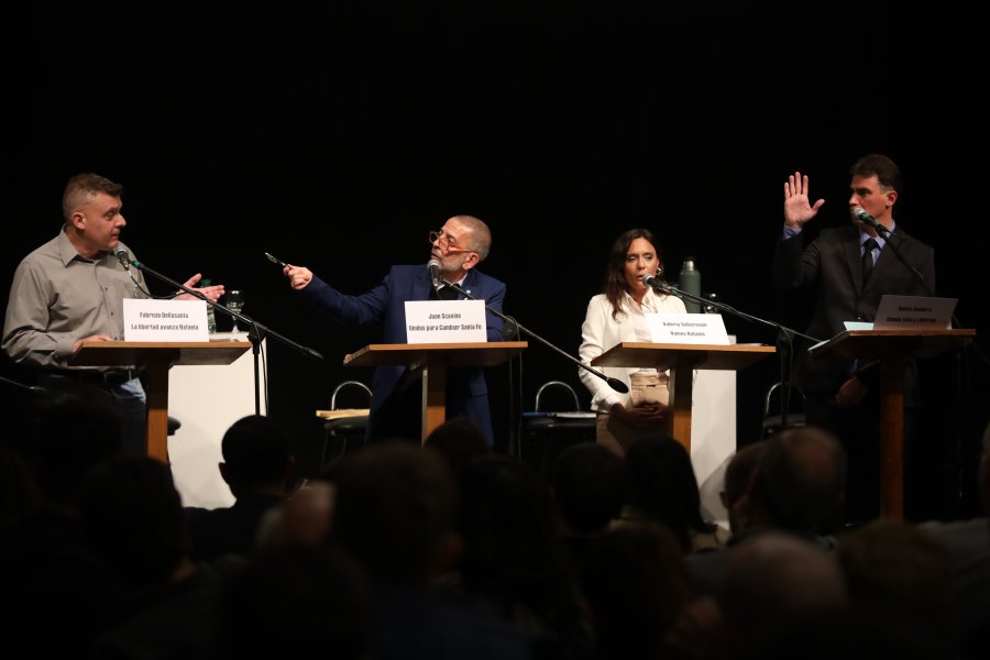 DEBATE CALIENTE. Fabricio Dellasanta, Juan Scavino, Valeria Soltermam y Delvis Bodoira, la semana pasada en el Centro Recreativo Metropolitano.