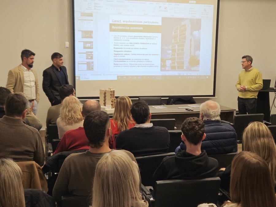 Federico Providenti, Alejandro Herrero y Mauricio Morra durante la presentaci&oacute;n del proyecto Albero Eco Torre ante el auditorio. (FOTO DIEGO CAMUSSO)