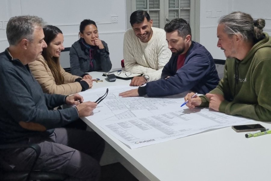 Luis Castellano junto a Paz Caruso, Vale Soltermam, Maxi Postovit, Juan Senn y Mart&iacute;n Racca durante una de las reuniones de trabajo. (FOTO PRENSA V.S.)