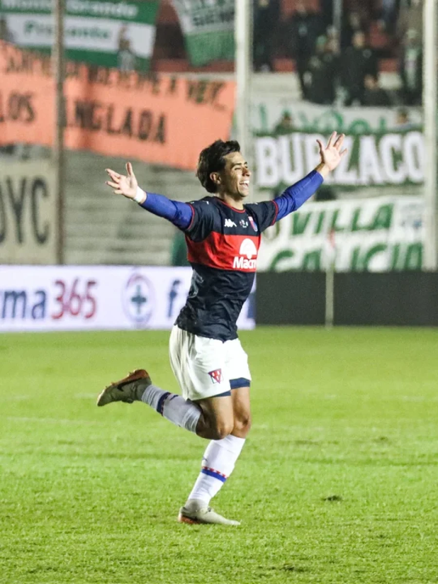 EL PRIMERO.  Scipioni festeja su gol.