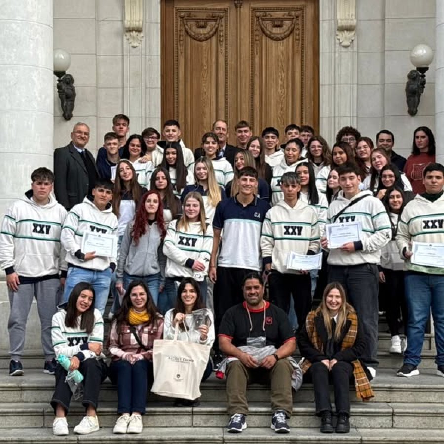 El contingente frente a la Legislatura.