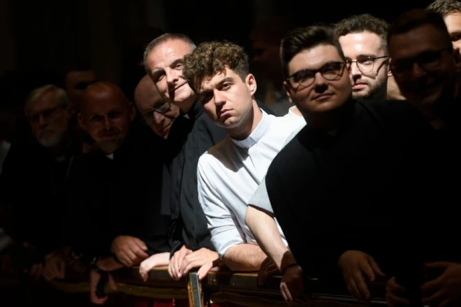 Imagen referencial de sacerdotes durante un encuentro con el Papa León XIV en el Vaticano.