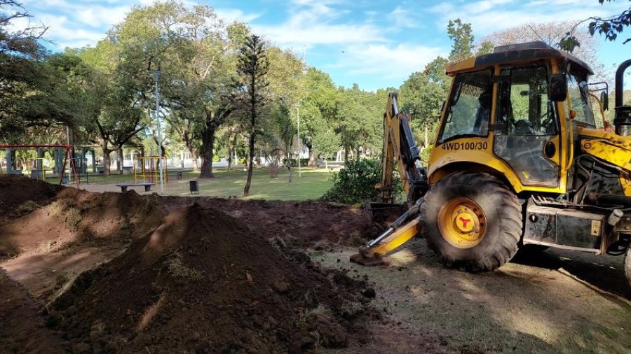 Operarios municipales trabajando en el espacio público.