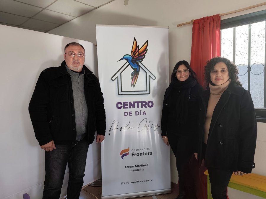 Represenantes del Gobierno y Cogobierno de la ciudad, con personal directivo del centro.