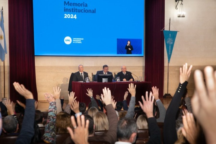 La Asamblea Universitaria de la UNL en el momento de aprobar la creación del Centro Universitario Rafaela Sunchales.