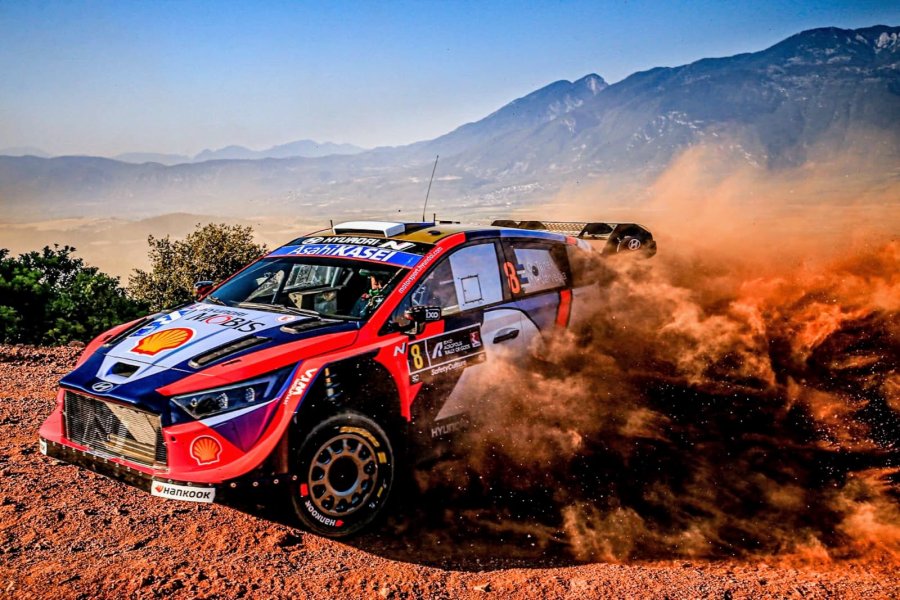 Ott Tänak y el Hyundai en la primera jornada del Rally de Acrópolis.