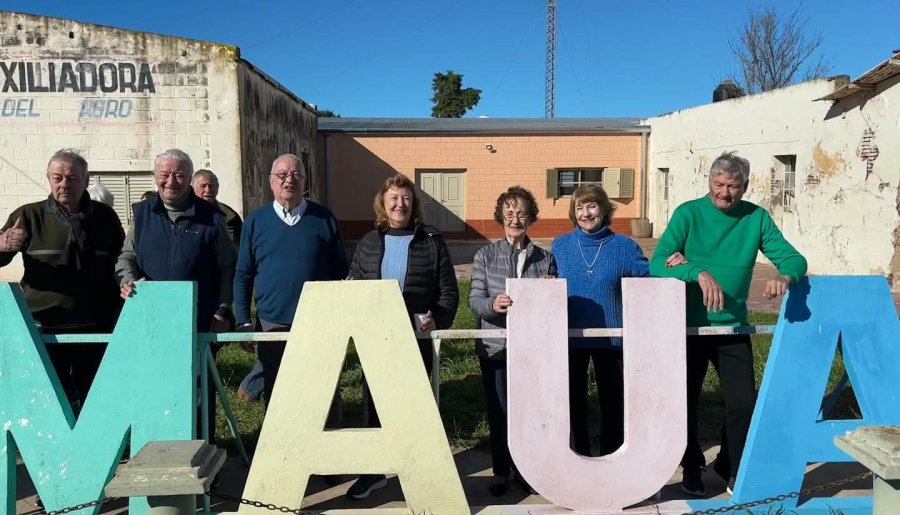 Elvio, Norberto, Ovidio, Marimil, Eulalia, Olinda y Miguel GiorgisI en el portal de Colonia Mauá que los reunió.