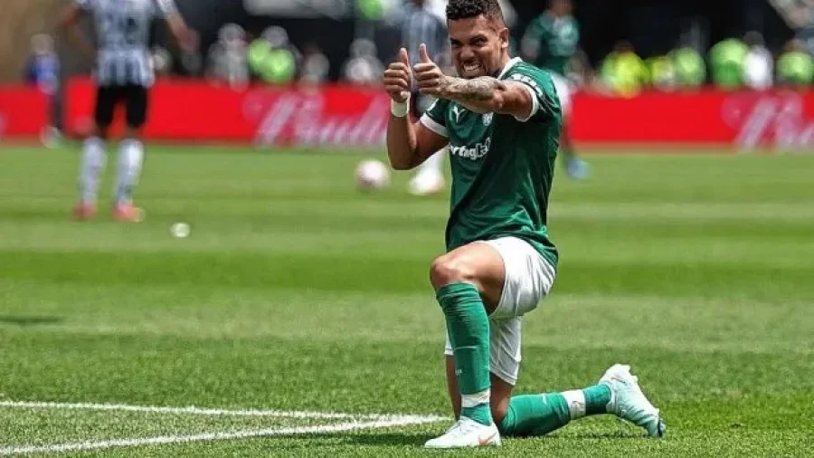 Paulinho festeja el gol.