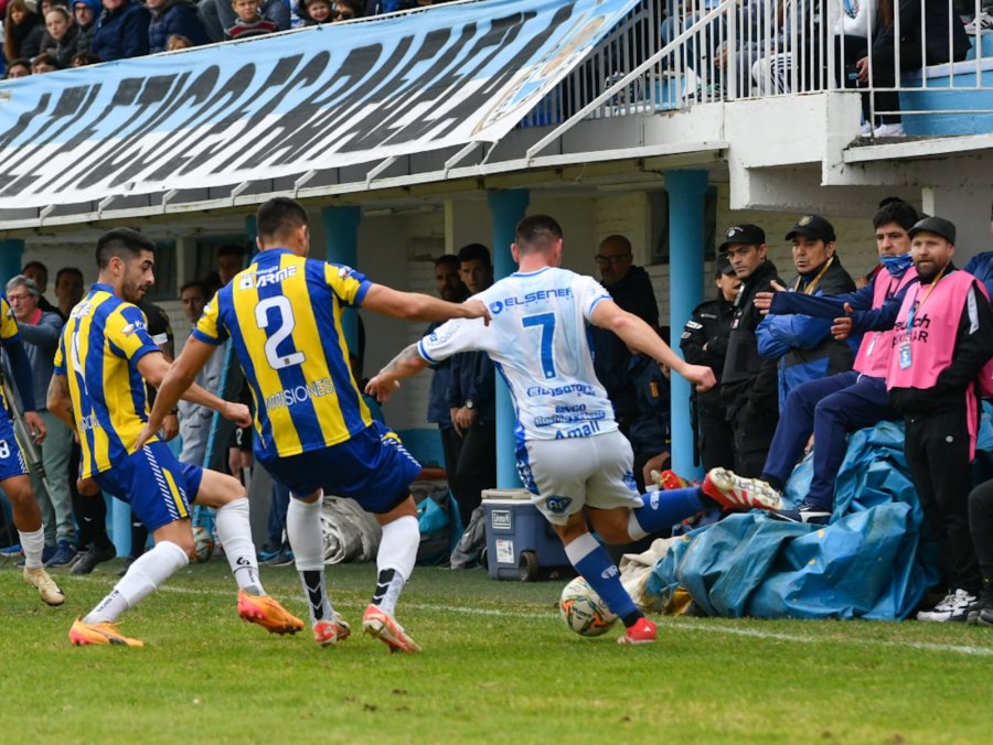 Ciro Leineker intenta una maniobra ante a doble marca.