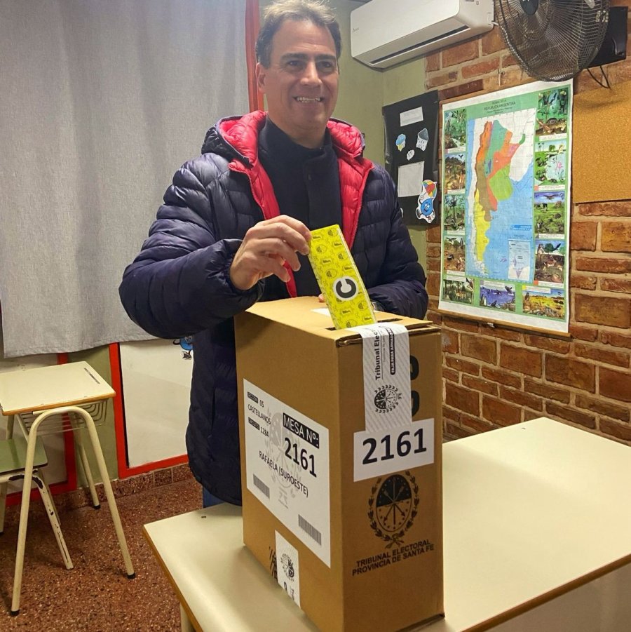 Delvis Bodoira en el momento en que emitió su voto en la Escuela Mitre.