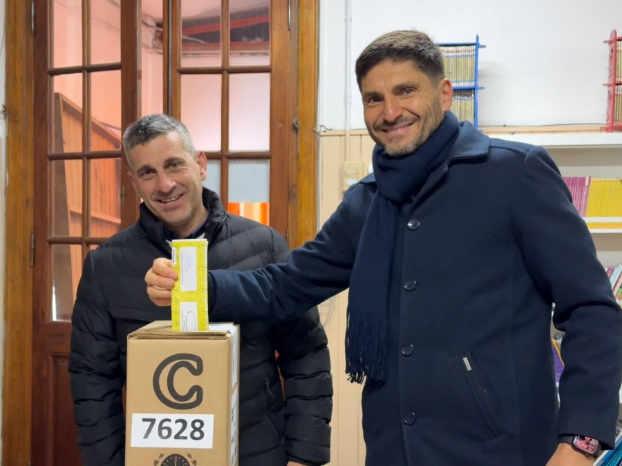 El mandatario sufragó en la Escuela N° 504 “Domingo F. Sarmiento”.