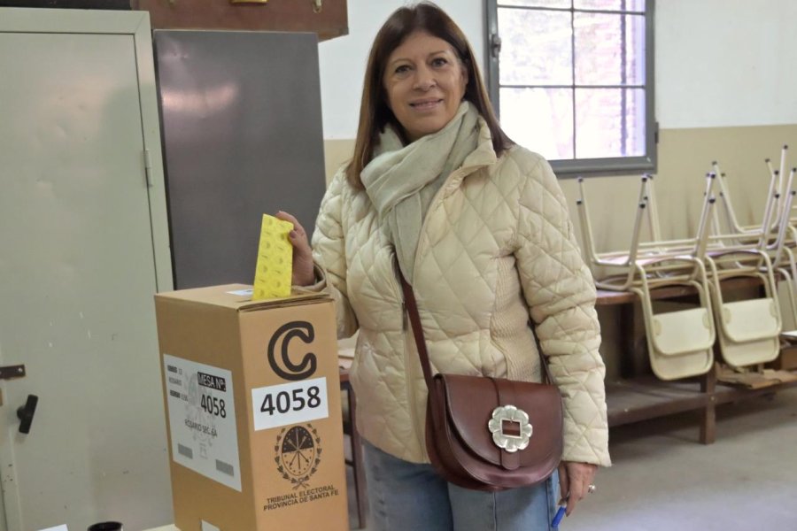 Clara García al votar esta mañana en Rosario.
