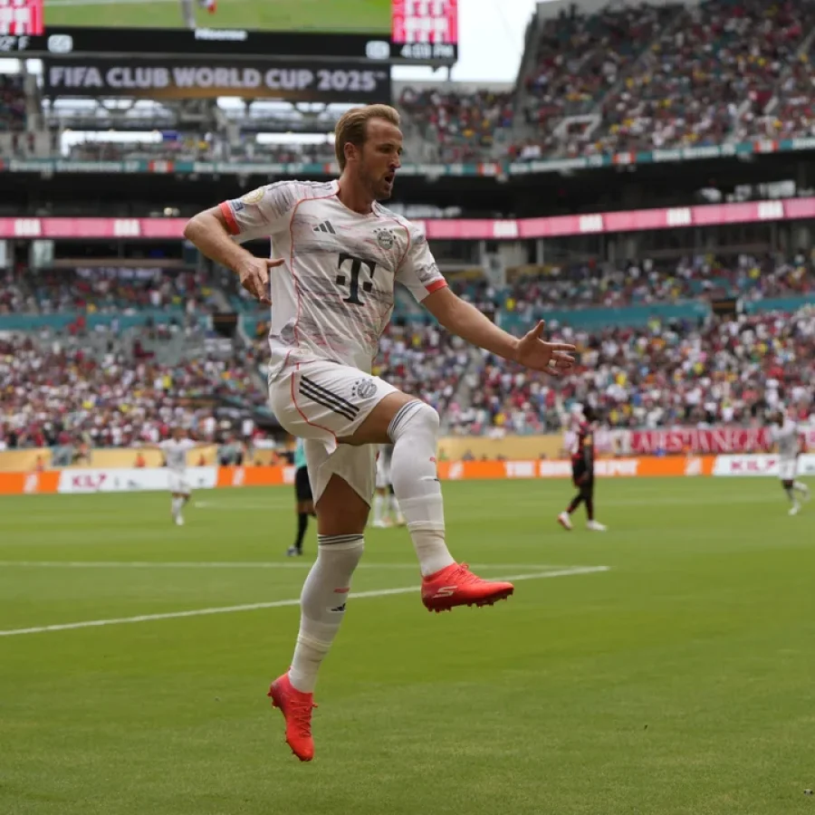 Harry Kane festeja su primer gol de la tarde, que amplió la ventaja del Bayern Múnich a los nueve minutos.