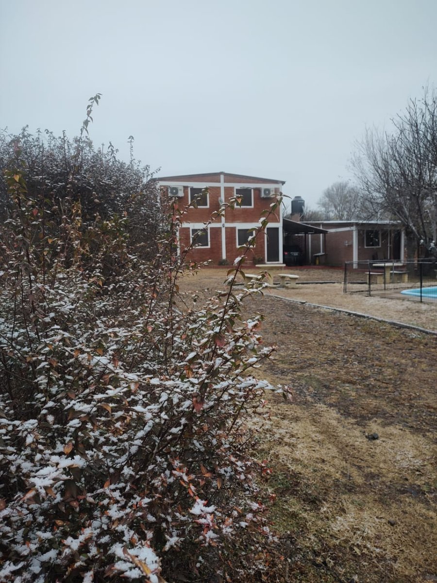 NEVADAS HISTORICAS. Algunas ciudades del país, como Cosquín, amanecieron este domingo con un manto blanco que sorprendió a los habitantes.