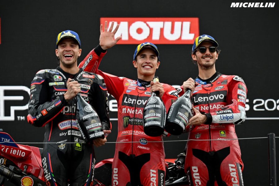 Marco Bezzecchi (2°), Marc Márquez (1°) y Francesco Bagnaia (3°) en Assen.