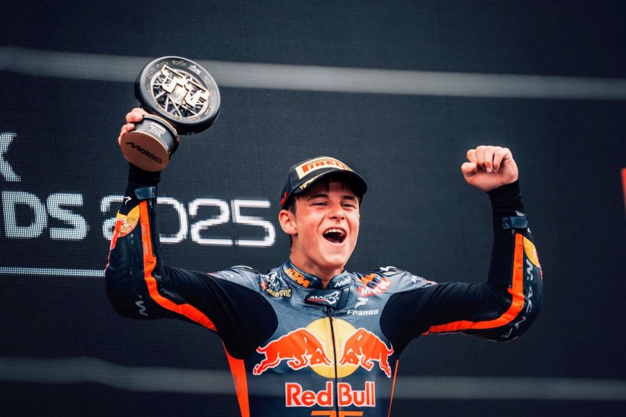 Valentín Perrone, a los 17 años, logró su primer podio en Moto3.