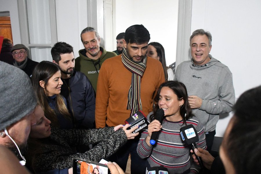 Valeria Soltermam y Maximiliano Postovit, los dos primeros candidatos de la lista ganadora, con apoyo de Luis Castellano, Juan Senn, Martín Racca y Paz Caruso.