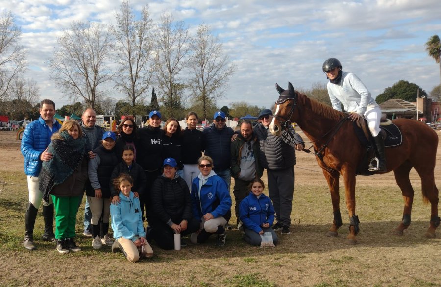 Jinetes y amazonas sunchalenses que compitieron en Esperanza.