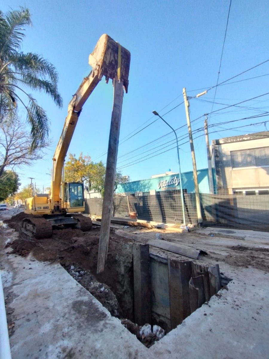 Se reanudaron los trabajos de renovación del colector cloacal en calle Tucumán.