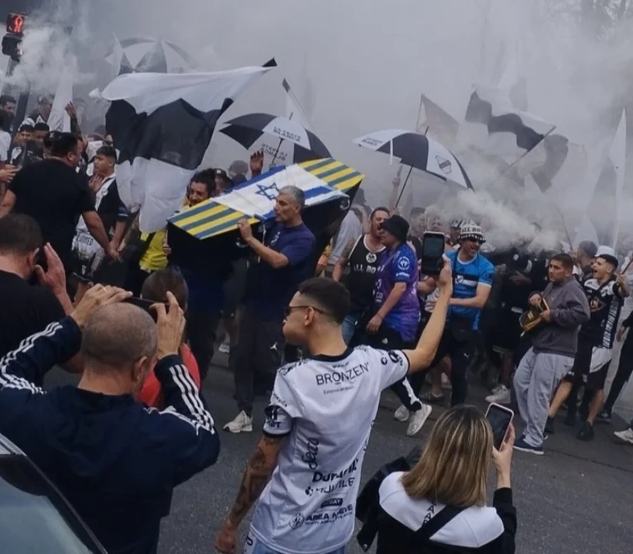 REPUDIABLE. La hinchada de All Boys realizó actos antisemitas ante Atlanta.