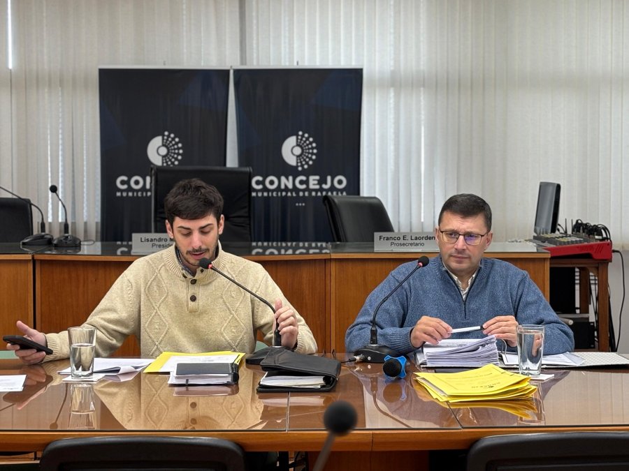 El secretario legislativo, Nicolás Abdala y el presidente del Concejo, Lisandro Mársico.