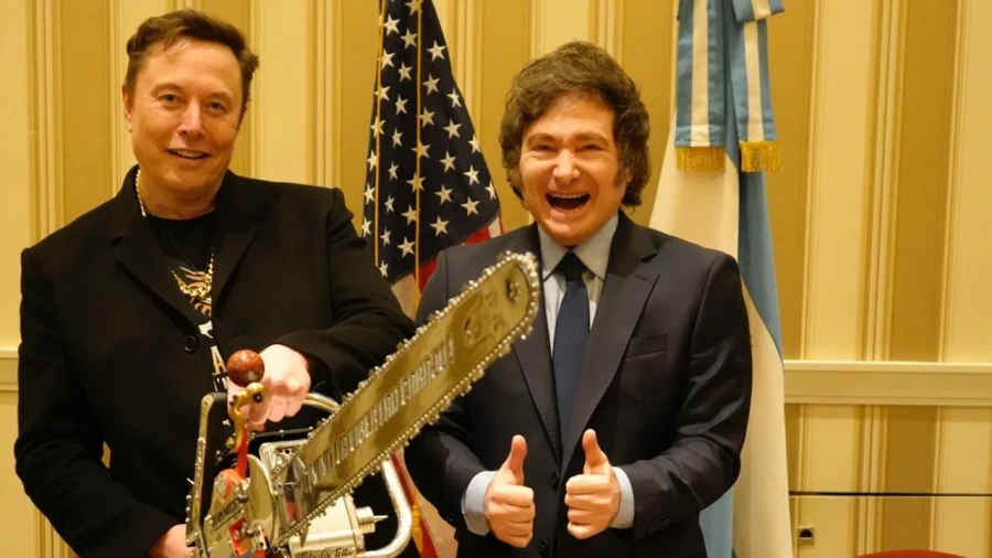 Elon Musk y Javier Milei con la motosierra.