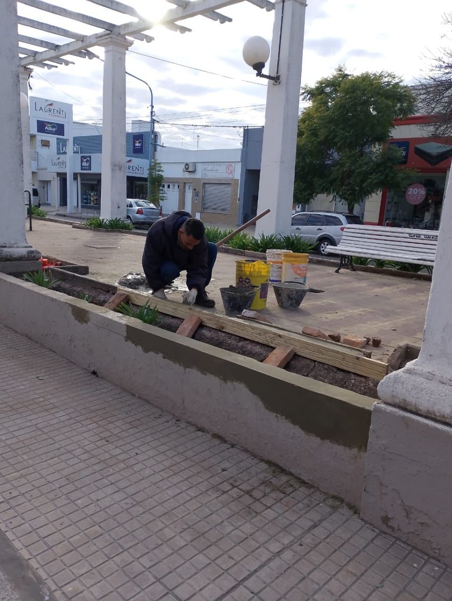 Trabajos de acondicionamiento en la pérgola emplazada en bulevar Guillermo Lehmann.
