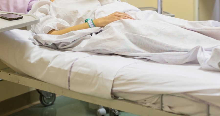 Desde el inicio de la relación –cuando la víctima tenía 14 años y el acusado 23– D. N. H. ejerció un control abusivo, celos extremos, aislamiento social, violencia física y amenazas constantes.