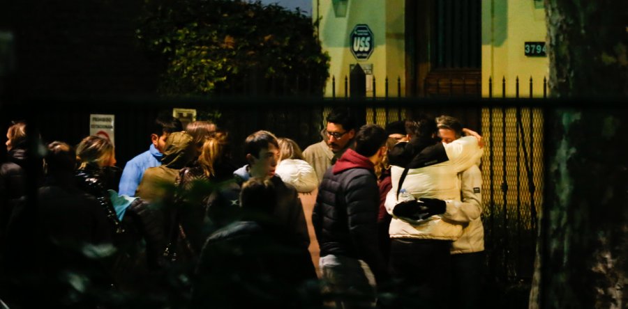 Familiares y amigos de la familia de Nastchokine frente a la vivienda del barrio porteño de Devoto.