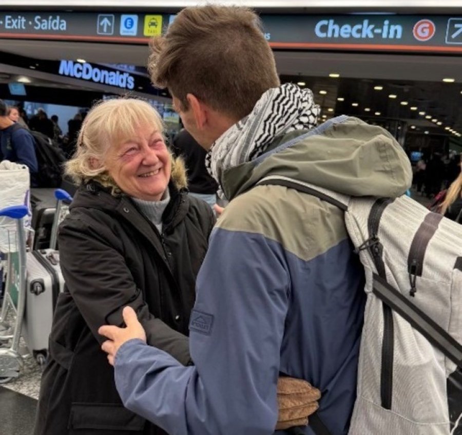 Andr&eacute;s de Nastchokine durante el reencuentro con su mamá, el lunes en el Aeropuerto de Ezeiza tras arribar desde Italia. (FOTO REDES SOCIALES)