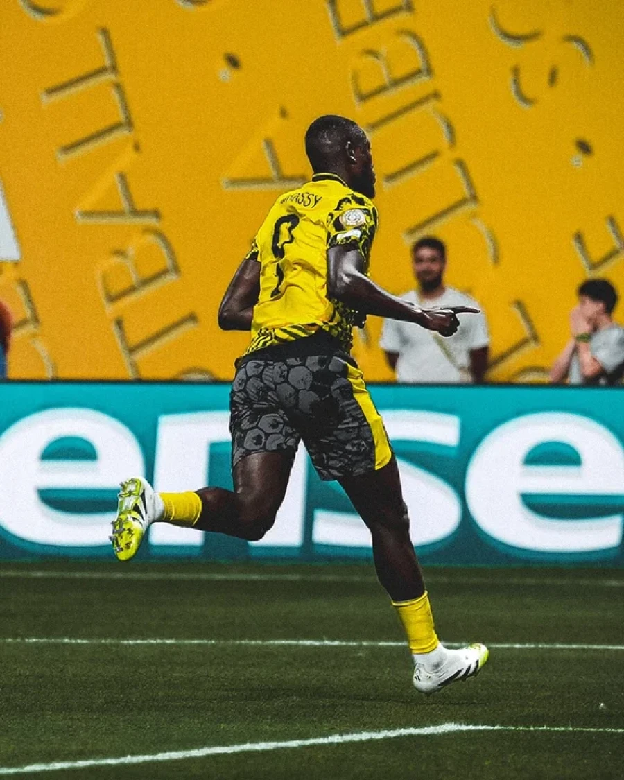 TRIUNFO ALEMAN. Sehrou Guirassy festeja uno de sus goles, que le dieron el triunfo al Borussia Dortmund.
