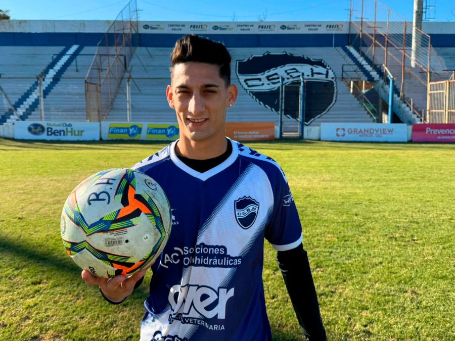 BUSCANDO GOLES. Ben Hur tiene a Gabriel Jara.