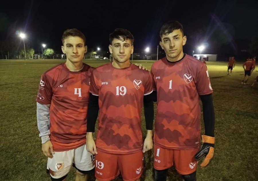 LEHMENSES. Santino Gaido, Marcos Sereno y Ezequiel Dubois, tres jugadores de Moreno entre los 18, y uno de ellos con un gol.