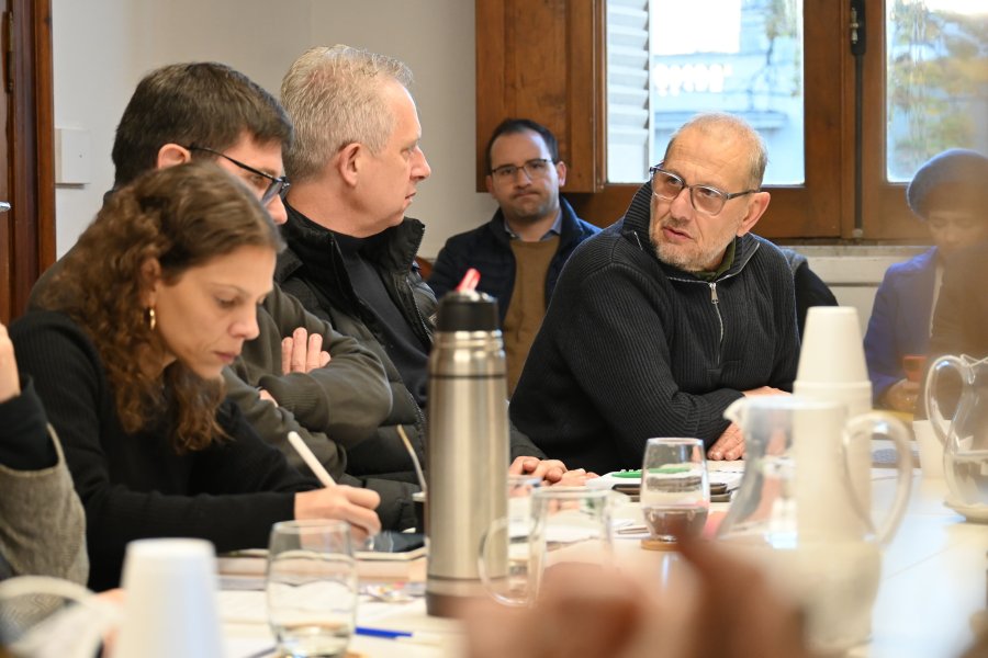 El diputado Corach durante la reunión de la Comisión de Educación a la que asistió el ministro Goity.