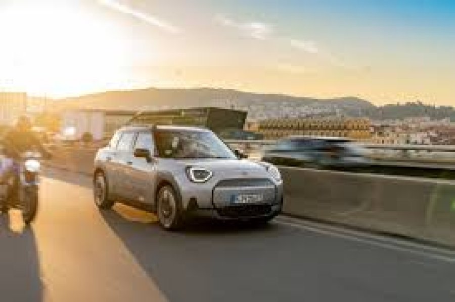 El primer crossover de MINI es un compañero aventurero.